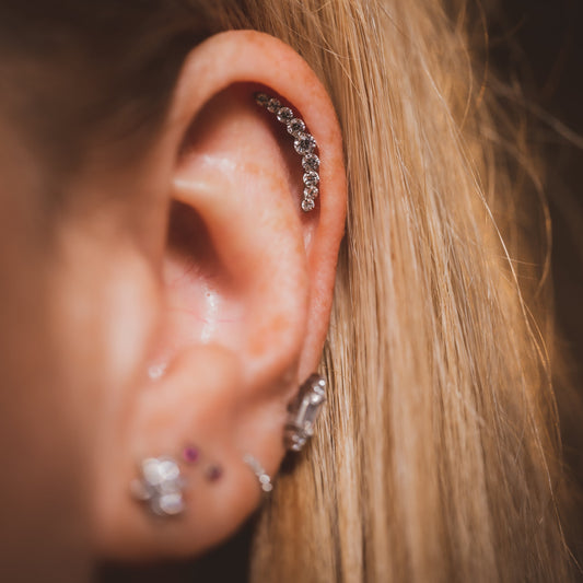 Horizon – Curved 9 Stone Cubic Zirconia Threadless Flat Back Stud