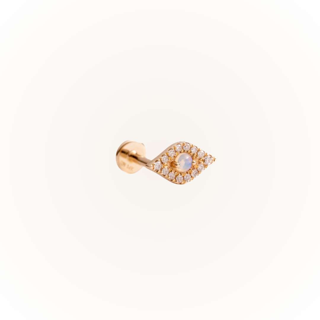 Cuidado con el oro amarillo: pendiente de rosca plana con diamante.