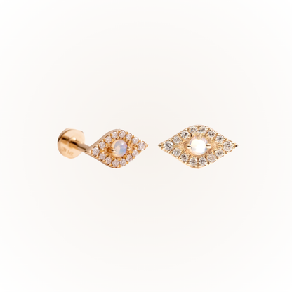 Cuidado con el oro amarillo: pendiente de rosca plana con diamante.