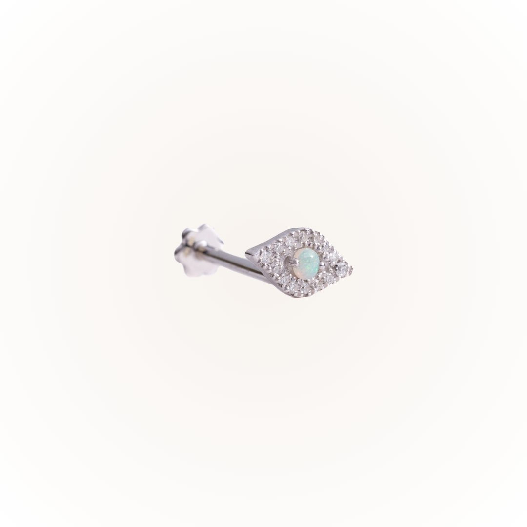 Cuidado con el oro blanco: pendiente de rosca plana con diamante.
