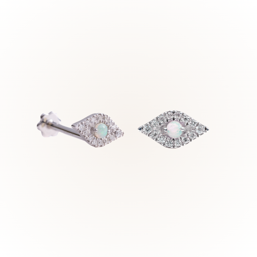 Cuidado con el oro blanco: pendiente de rosca plana con diamante.