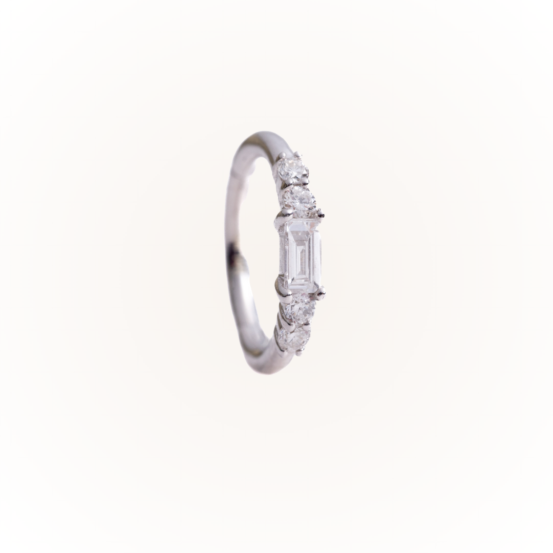 Estilo en oro blanco - Aro articulado sin costuras con diamantes