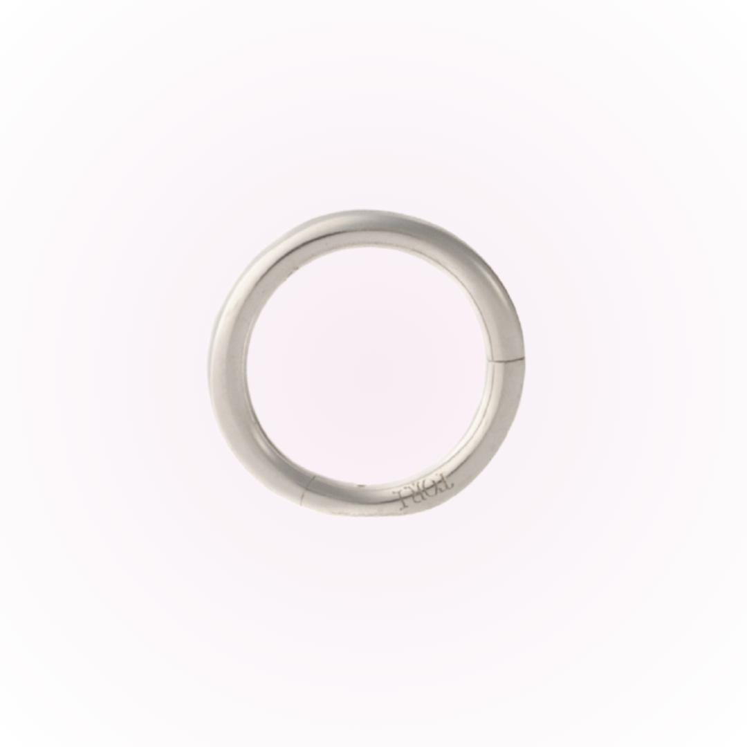 Pendientes de aro minimalistas con bisagra en oro blanco - Pendientes de aro con bisagra sin costuras