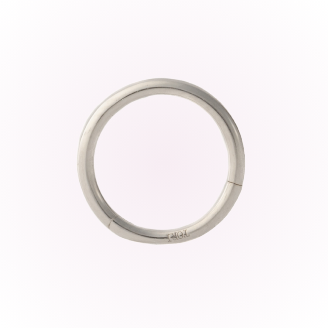 Pendientes de aro minimalistas con bisagra en oro blanco - Pendientes de aro con bisagra sin costuras