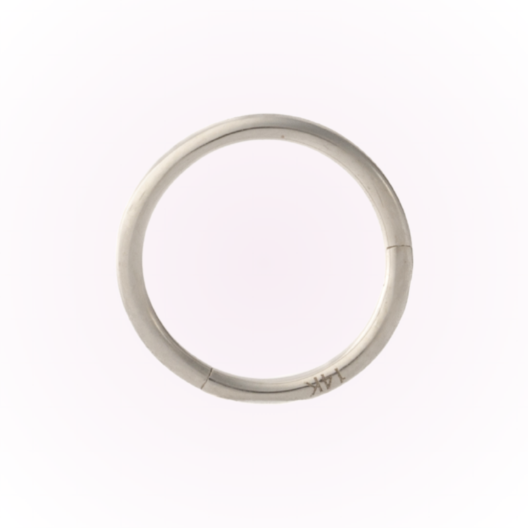 Pendientes de aro minimalistas con bisagra en oro blanco - Pendientes de aro con bisagra sin costuras