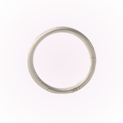 Pendientes de aro minimalistas con bisagra en oro blanco - Pendientes de aro con bisagra sin costuras