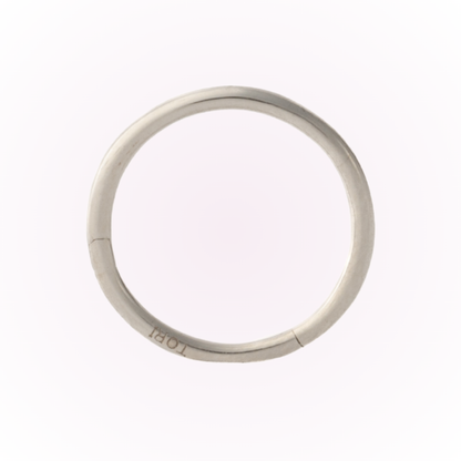 Pendientes de aro minimalistas con bisagra en oro blanco - Pendientes de aro con bisagra sin costuras